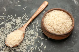 Beras Basmati vs Beras Biasa: Mana yang Lebih Aman untuk Gula Darah? Beras basmati dengan bulir yang panjang