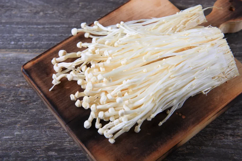 Jamur enoki harus dimasak matang supaya tidak beracun dan terhindari dari bakteri Listeria