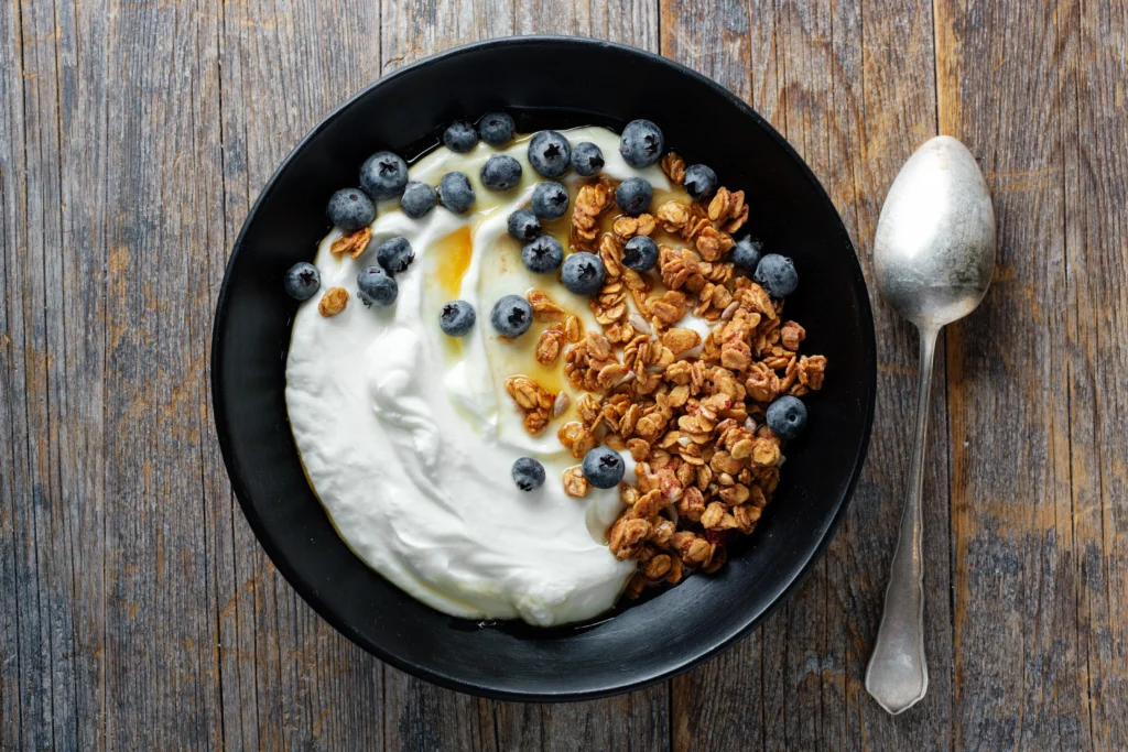 Greek yogurt adalah yogurt yang mengalami proses penyaringan ekstra setelah fermentasi