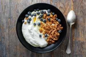 Greek yogurt adalah yogurt yang mengalami proses penyaringan ekstra setelah fermentasi