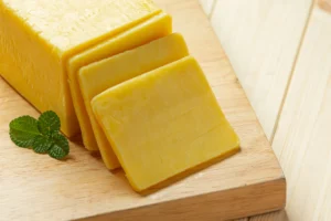 Perbedaan keju cheddar yang kuning padat vs keju mozzarella yang putih lembut