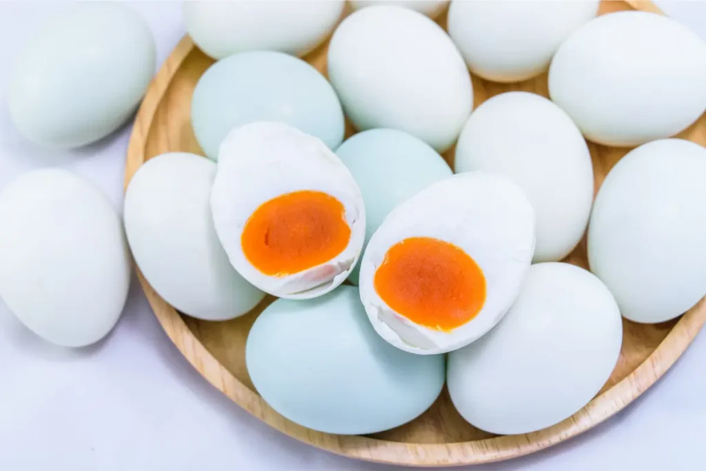 Telur bebek bisa menjadi alternatif telur ayam karena ukurannya lebih besar, kandungan protein dan kalorinya lebih tinggi, serta memiliki kuning telur yang lebih dominan.