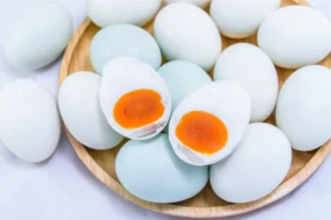 Telur bebek bisa menjadi alternatif telur ayam karena ukurannya lebih besar, kandungan protein dan kalorinya lebih tinggi, serta memiliki kuning telur yang lebih dominan.