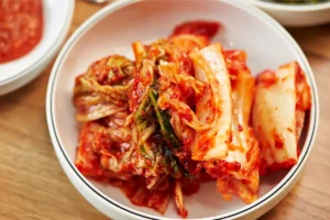 Kimchi adalah makanan fermentasi tradisional Korea yang dibuat melalui proses penggaraman dan fermentasi berbagai jenis sayuran