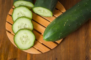 Mentimun mengandung sekitar 95% air, rendah kalori, serta mengandung vitamin C, kalium, flavonoid, dan berbagai senyawa antioksidan alami