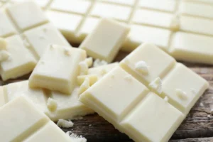 cokelat putih memiliki warna krem pucat, rasa lebih manis, tidak pahit, serta hampir tidak mengandung kafein.