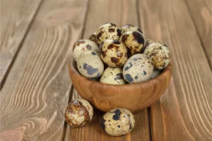 Telur puyuh yang cangkangnya yang berwarna krem atau putih dengan bercak-bercak cokelat hingga hitam.