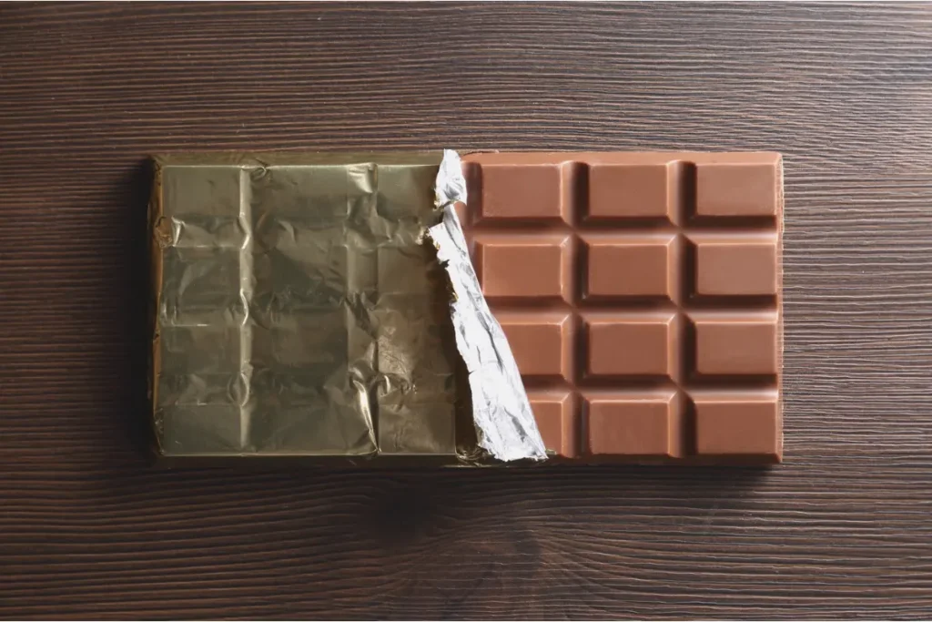 Mengapa Cokelat Meleleh di Mulut Tapi Tetap Padat di Suhu Ruang? Cokelat batang padat di suhu ruang